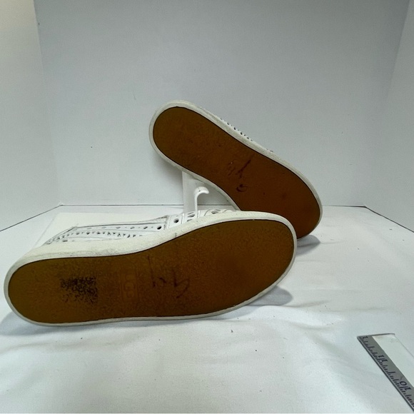 UGG White slip sneakers with Perforated Design. women’s shoes size 9.5. Preowned - Picture 9 of 9